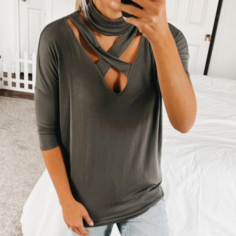 Express Cutout Top - Picture 2 of 7